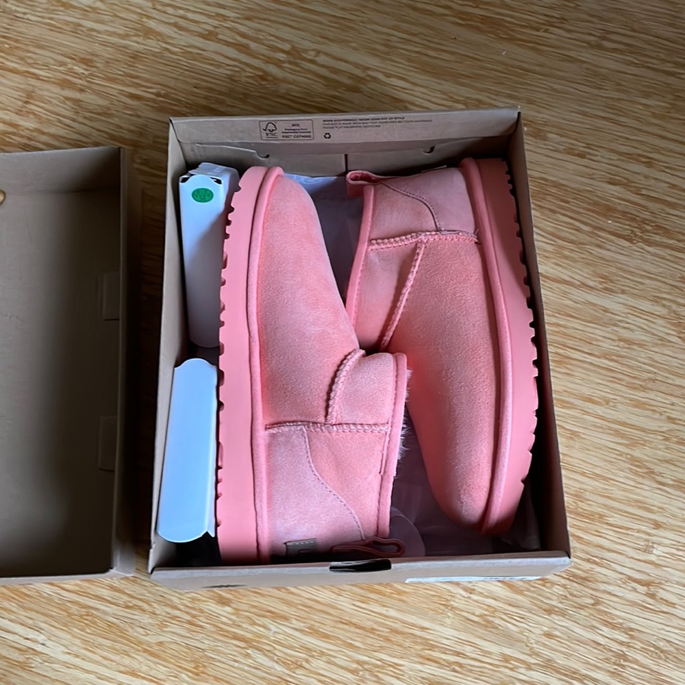 Nwt ugg mini